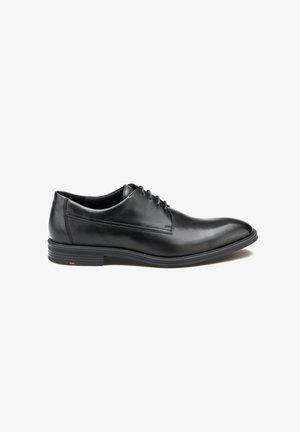 Chaussure habillée en cuir noir avec une finition lisse, bout rond, design à lacets et semelle en caoutchouc noir texturé. Présente des accents de couture minimalistes.