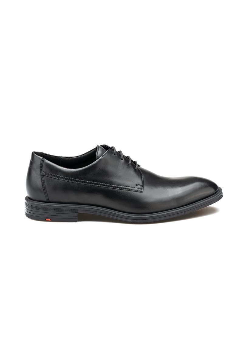 Chaussure habillée en cuir noir avec une finition lisse, bout rond, design à lacets et semelle en caoutchouc noir texturé. Présente des accents de couture minimalistes.