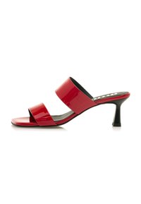 Mule aperte in pelle verniciata rossa con due ampi cinturini e un tacco sottile e angolato. Sottopiede nero con dettagli di branding discreti.