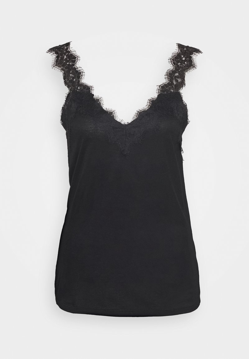 Camisole noire sans manches avec encolure en V bordée de dentelle et bretelles en dentelle sur fond blanc uni.