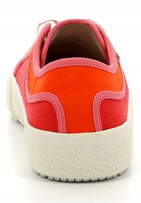 Sneaker basse in tela rossa e rosa con suola in gomma bianca testurizzata, caratterizzata da pannelli di colore contrastante e dettagli cuciti.