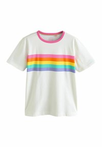 T-shirt bianco a maniche corte con strisce orizzontali in rosa, arancione, giallo, verde e blu, con un colletto rotondo rosa.