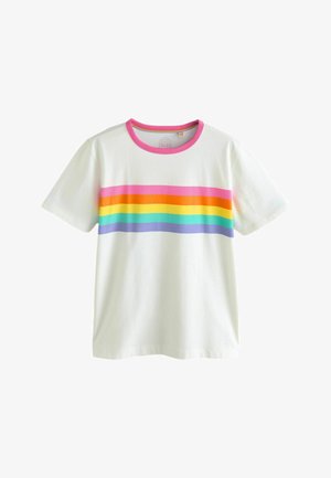 Valge lühikeste varrukate ja roosade, oranžide, kollaste, roheliste ja siniste horisontaalsete triipudega T-särk, millel on roosa ümar kaelus.