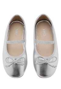 Silverballetskor i glänsande material, med rund tå och en dekorativ rosett på framsidan. Enkelt design med elastisk rem.