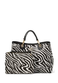 Set di borse in pelle con stampa zebra in bianco e nero, composto da una borsa tote più grande con doppio manico e un piccolo pouch con zip. Dettagli in metallo dorato.