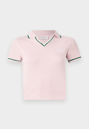 Rosa pikétröja i bomull med v-ringning, grön kant på kragen och ärmarna, samt broderad "Juicy"-logotyp på bröstet.