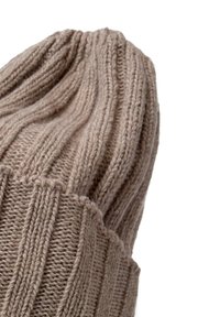 Gorro de punto en beige claro, con acanalado vertical. Superficie texturizada con una parte superior redondeada y un puño doblado en la base.