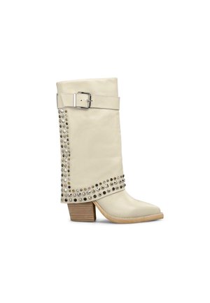 Witte leren enkelboot met een ronde neus, houten blokhak, decoratieve studs langs de zijkant en een gespsluiting rond de bovenkant.