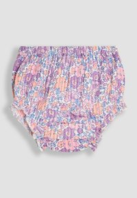 Gėlėtų kūdikių šortukų rinkinys, kuriame vyrauja pastelinių spalvų paletė su violetiniais ir rožiniais gėlėmis. Su elastingu liemeniu ir nėriniuotais kraštais, pagaminti iš minkštos medžiagos.