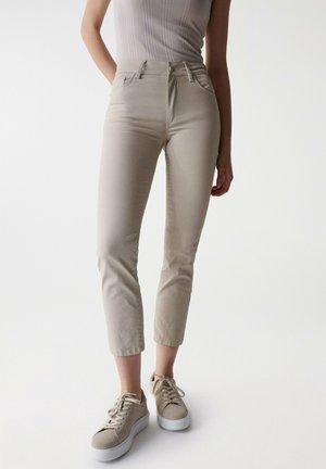 Vaqueros slim fit - coloured denim