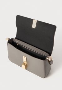Borsa a tracolla in pelle grigia con pattina superiore, hardware dorato e tasca interna con cerniera. Texture liscia e design strutturato.