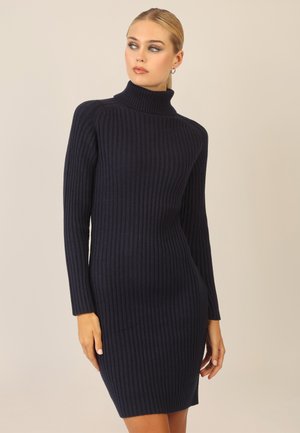 Marineblaue gerippte Rollkragenkleid mit langen Ärmeln und figurbetontem Schnitt, ausgestattet mit vertikalen Streifen und einer sanften Textur.