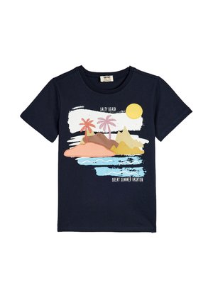 Marineblaues Baumwoll-T-Shirt mit einem bunten Strandmotiv, das Palmen, Berge und die Sonne zeigt, mit dem Text "Salty Beach" und "Great Summer Vacation."
