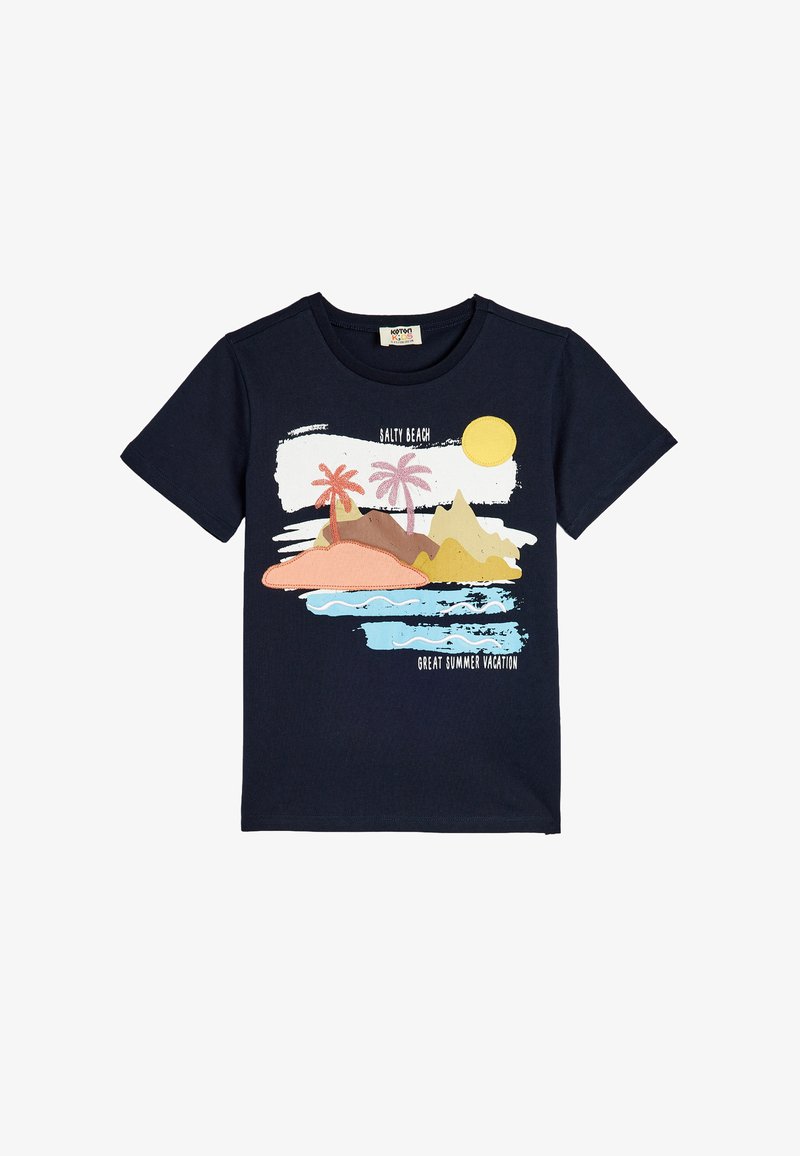 Camiseta de algodón color navy con un gráfico colorido de playa, que incluye palmeras, montañas y un sol, con el texto "Salty Beach" y "Gran Vacaciones de Verano."