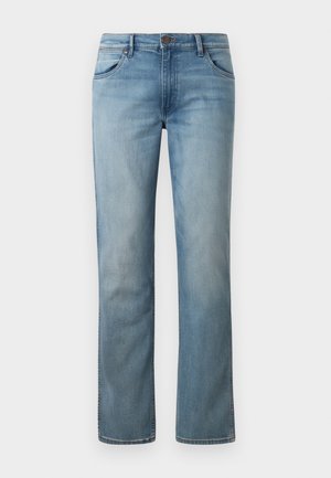 Ljusblå raka jeans med framfickor, knäppning och bälteshällor, mot en enkel vit bakgrund.