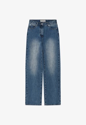 Svijetloplave traper široke hlače s izblijeđenim pranjem, pet džepova, metalnim detaljima i oznakom na pojasu.