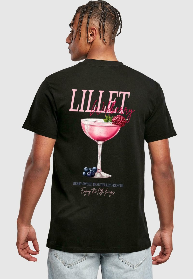 Sort T-shirt med et grafisk motiv af et pink cocktailglas med hindbær og blåbær, samt tekst der lyder "LILLET Wildberry."