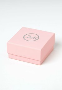 Scatola regalo rosa con una superficie liscia, forma quadrata e un logo circolare grigio che presenta le lettere "GMK."