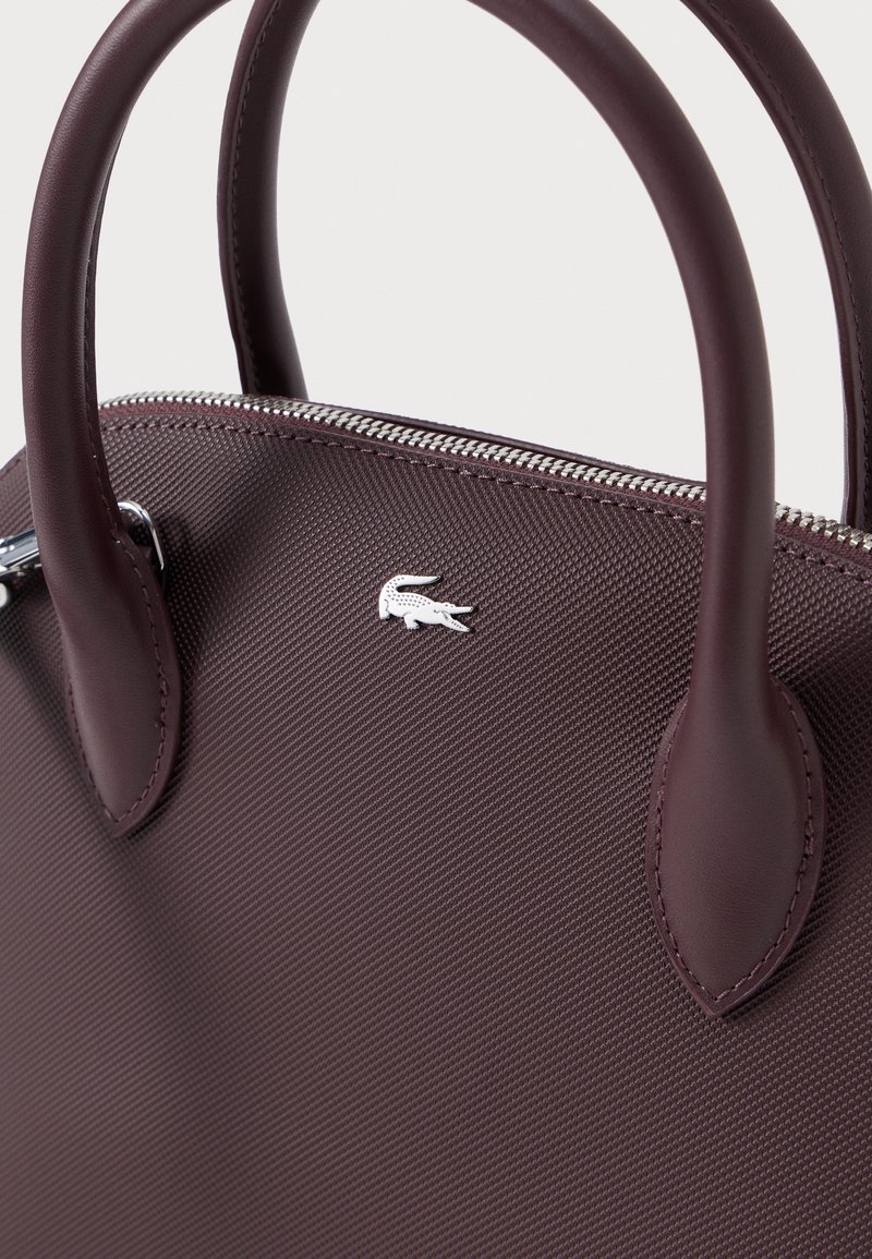 Lacoste TOP HANDLE BAG Sac bandoulière fudge/marron
