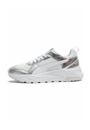 Witte sportieve sneaker met metallic zilveren accenten, bovenwerk van mesh en synthetisch materiaal, contrasterende zool en centraal vetersysteem.