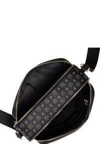 Borsa nera con una forma strutturata, caratterizzata da una fodera con motivo e accessori in oro. Scomparti con cerniera migliorano l'organizzazione e l'accessibilità.