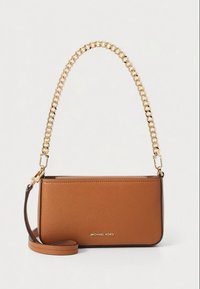 Brun skinnhåndveske med teksturert finish, gullkjede-stropp, logo på forsiden og avtakbar skulderrem.