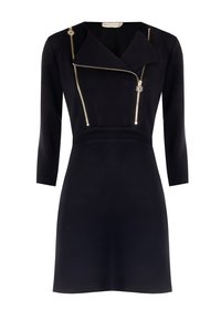 Schwarzes Kleid mit tailliertem Oberteil und Reißverschlussdetail am Revers. Mit goldenen Hardwaredetails und Dreiviertelärmeln. Sanfte Stoffstruktur.