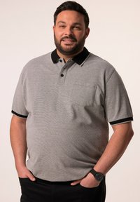 Harmaa lyhythihainen polo-paita, jossa on musta kaulus ja hihojen reunat, rintatasku ja kaksinappinen lähtö; valmistettu teksturoidusta kankaasta.