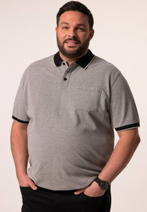 Grå kortærmet polo-shirt med sort krave og ærmekanter, med en brystlomme og to-knaps lukning; lavet af struktureret stof.