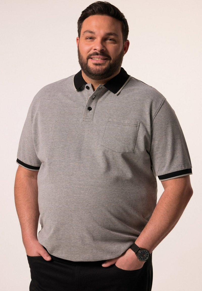 Harmaa lyhythihainen polo-paita, jossa on musta kaulus ja hihojen reunat, rintatasku ja kaksinappinen lähtö; valmistettu teksturoidusta kankaasta.