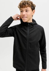 Juoda, su užtrauktuku užsegama striukė su gaubtu, pagaminta iš lygaus audinio, su priekine kišenėmis ir subtiliomis siūlių detalėmis. Tinka kasdieniam dėvėjimui.