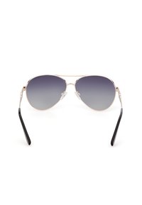 Aviator-solbriller med en ramme i guldmetal, gradient grå linser og sorte tempeltips. Klare næsepuder for komfort.