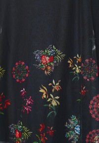 Mørkt stof med et blomsterdesign, der har røde, pink, grønne og blå blomster; inkluderer cirkulære og klyngedesigns med varierende teksturer.