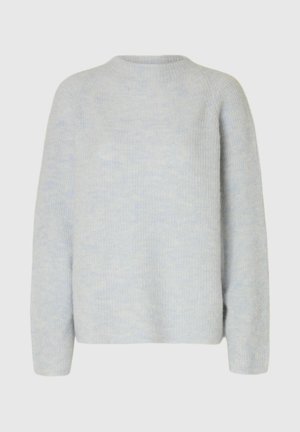 Pull en maille texturée bleu clair avec un col rond et des manches longues. Il présente une coupe décontractée et des variations de motifs subtiles.