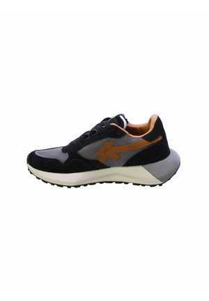 Scarpa sportiva nera e grigia realizzata in materiali scamosciati e in tessuto, con un logo arancione in evidenza, suola testurizzata e tallone imbottito.