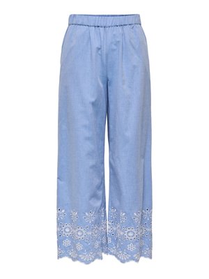 Pantaloni largi, de culoare albastru deschis, cu talie elastică și broderie florală albă de-a lungul tivului lat.