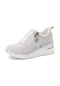 Sneaker bianco e grigio chiaro con tomaia in suede e pelle testurizzata, dotato di una zip laterale, chiusura con lacci e una spessa suola in gomma bianca.