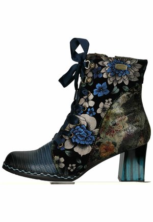 Bottine noire avec motif floral, lacets bleus, bout texturé et talon bloc transparent. Présente des coutures décoratives et des éléments en métal.