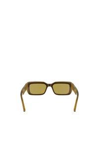 Brązowe prostokątne okulary przeciwsłoneczne z żółtymi soczewkami. Przezroczyste ramiona przechodzą od brązowego do przezroczystego. Posiadają solidne zawiasy i minimalistyczny design.