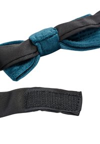 Pajarita de terciopelo teal con acentos de satén negro, que presenta una textura suave y una correa negra ajustable con cierre de velcro.