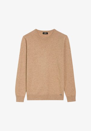 Beżowy sweter wykonany z miękkiego materiału, z okrągłym dekoltem, długimi rękawami i ściągaczami przy mankietach. Zawiera małą metkę z logo na dole.