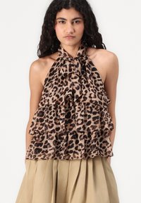 Top halter cu imprimeu leopard, cu volane stratificate, realizat dintr-un material texturat în nuanțe de brun și negru. Se leagă la gât pentru o ajustare confortabilă.