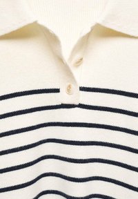 Polo shirt à col blanc avec des rayures horizontales bleu marine. Comprend une patte de boutonnage à trois boutons et une texture ribbed. Design épuré, sans motifs supplémentaires.
