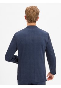 Donkerblauwe blazer met een textuurpatroon, enkele split aan de achterkant, met notched lapels en lange mouwen. Tailored fit, gemaakt van lichtgewicht stof.