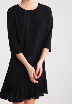 Robe noire à manches trois-quarts, coupe décontractée, encolure ronde et ourlet froncé. Tissu lisse avec une coupe au genou.