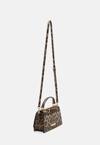 Borsa a tracolla con stampa leopardata, forma strutturata, dettagli in metallo dorato e tracolla rimovibile. Presenta una maniglia superiore per un trasporto versatile.