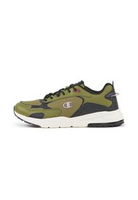 Groene en zwarte sneaker met een gestructureerde afwerking, voorzien van een witte tussenlaag en een logo-accent. Vetersluiting met versterkte oogjes.