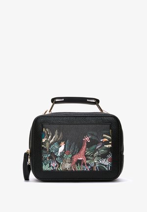 Schwarze, strukturierte Ledertasche mit Reißverschluss, die auf der Vorderseite einen bunten Wildtierdruck eines Giraffen und tropischer Pflanzen zeigt.