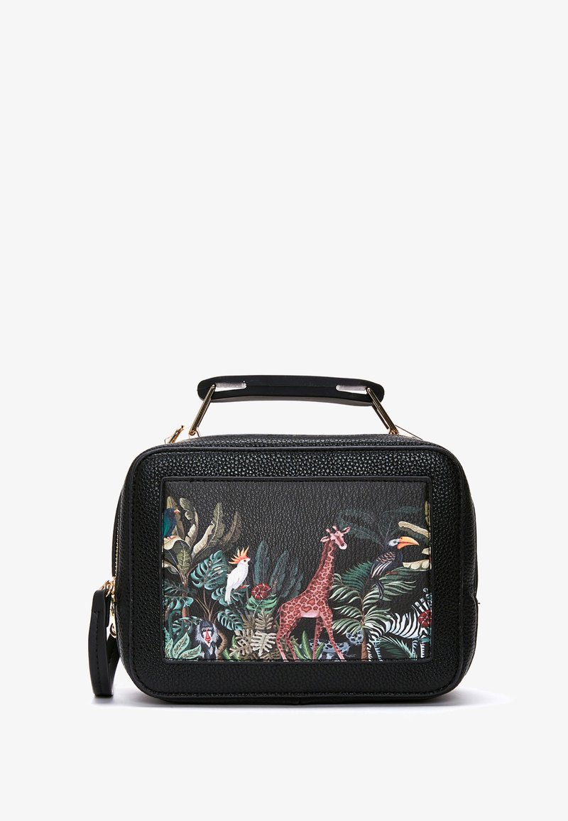 Borsa in pelle nera con texture, dotata di chiusura a zip e caratterizzata da una stampa colorata di fauna selvatica con una giraffa e piante tropicali sul fronte.
