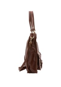 Bruine leren handtas met een glanzende afwerking, dubbele handvatten, een afneembare schouderband, een zijvak en zichtbare stiksels.